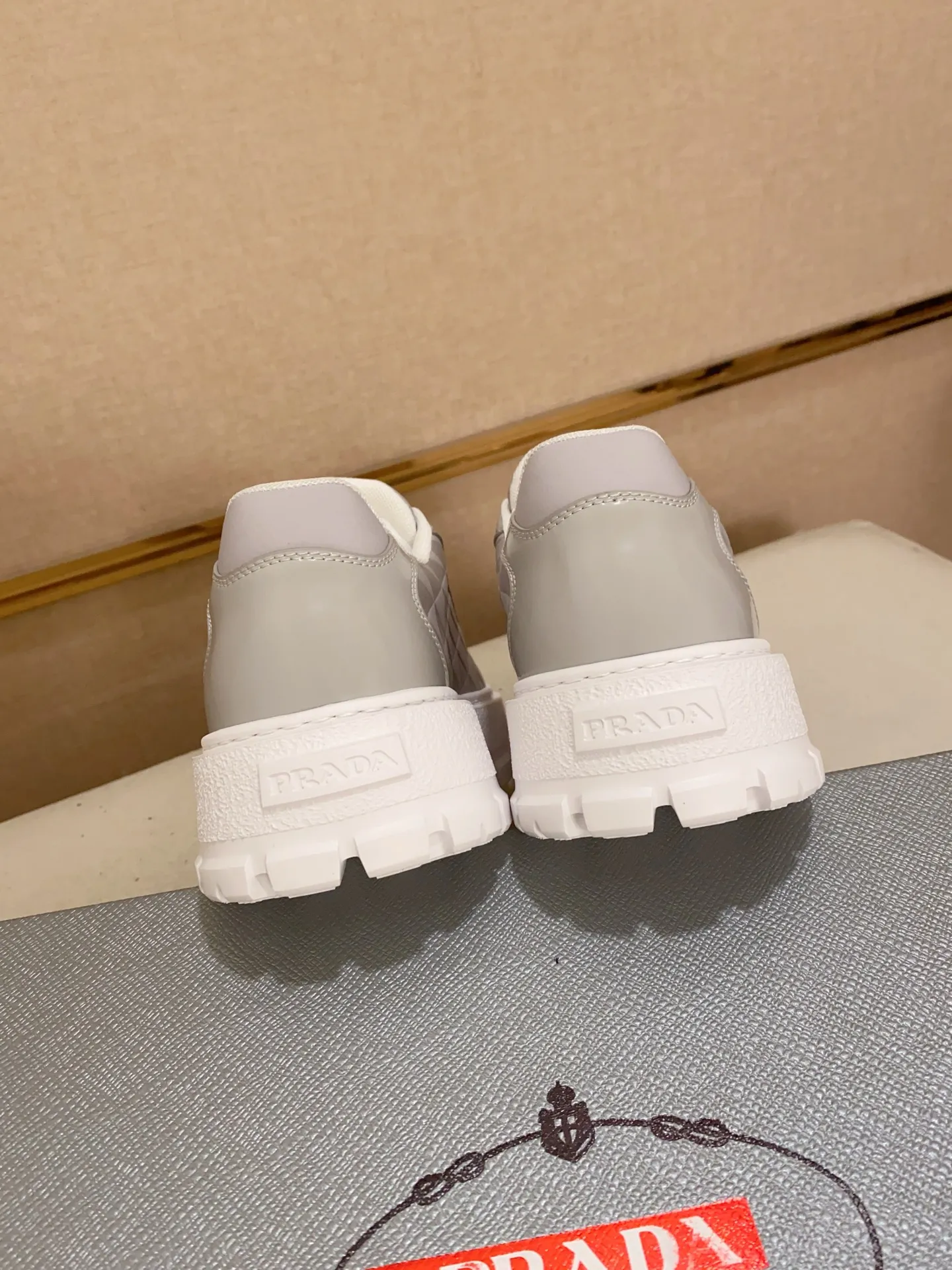 Men's shoes 💰 580💰 ✔️✔️✔️Higher version High-quality new PRADA (Prada) counters are launched simultaneously. The new men's shoes and 😘 fabrics are made of high-tech glue-spraying technology. Lining: Full cowhide lining. 👍🏿 High-end ☄️ Air-cushion molded anti-slip foam outsole, exquisite lines, simple and elegant, comfortable and high-end for leisure travel. Code number: 38 to 44 (45 can be customized and cannot be returned or exchanged)